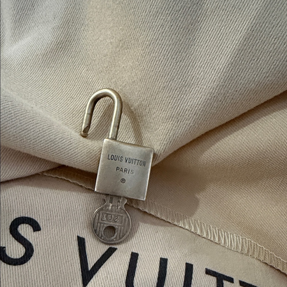 Louis Vuitton gold lock and key - Picture 2 of 2